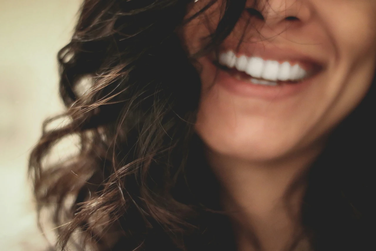 Denti più bianchi in 7 giorni: il trucco con un ingrediente naturale che hai già in dispensa