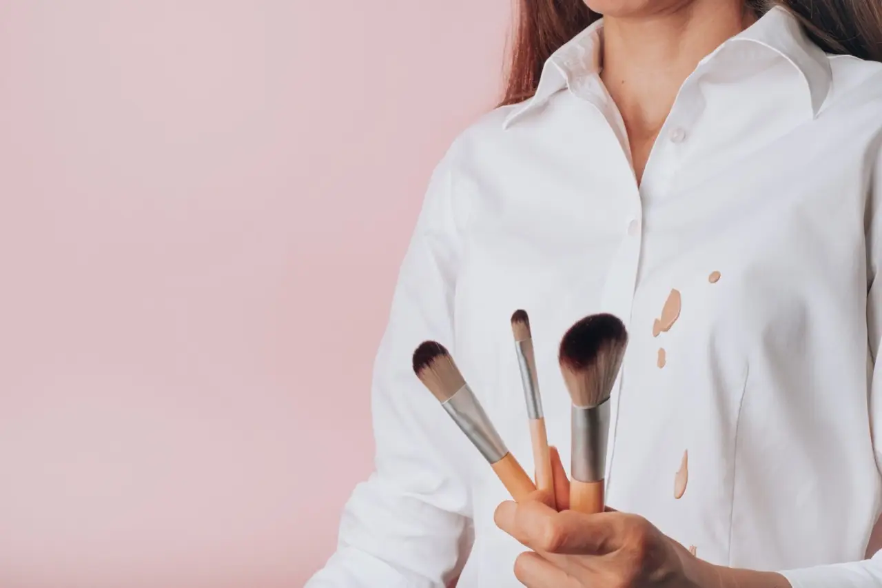 Come eliminare le macchie di trucco dai vestiti