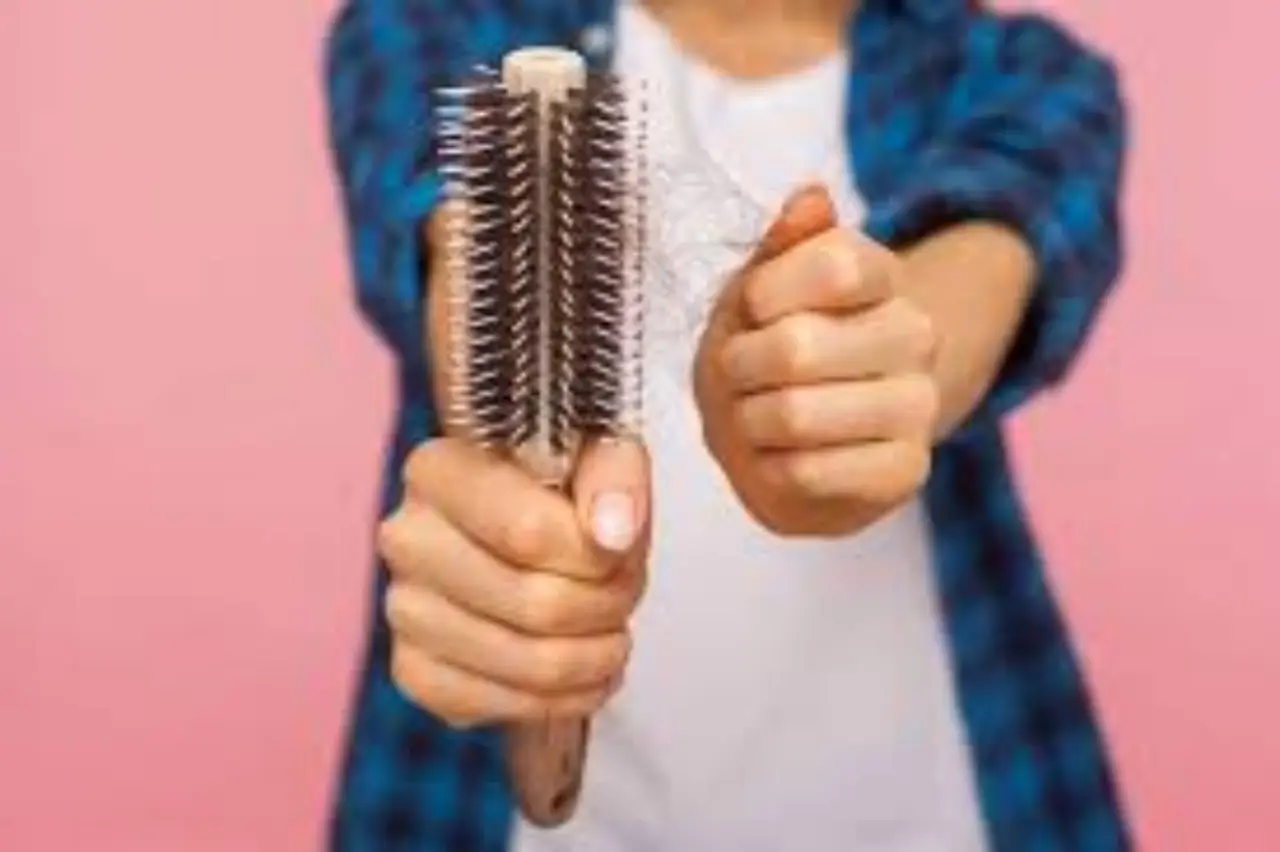 Caduta dei capelli in autunno: non è normale, ecco il rimedio della nonna per fermarla subito