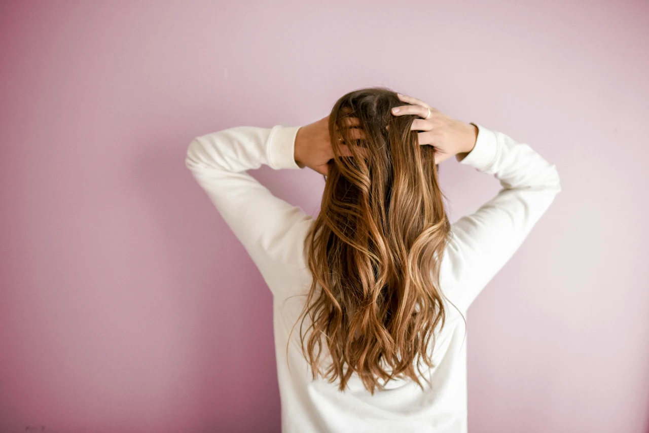 Capelli crespi e spenti? L’ultimo risciacquo va fatto così, secondo i parrucchieri delle star